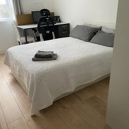 Bedroom With An Office Desk In A Shared 2 Bedroom Flat Near Canary Wharf * London