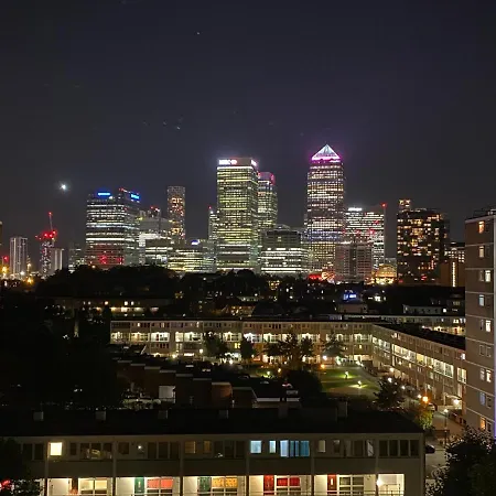 Homestay Bedroom With An Office Desk In A Shared 2 Bedroom Flat Near Canary Wharf *