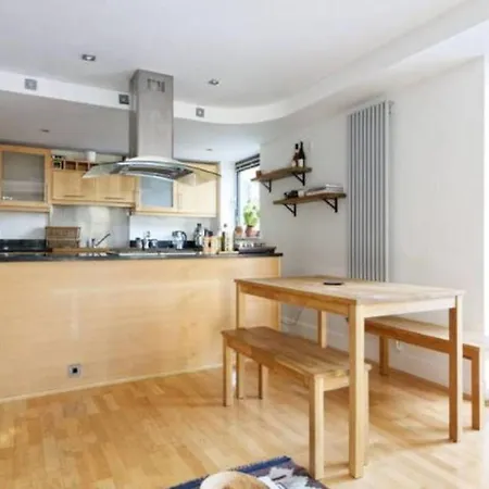 Peaceful Modern 2 Bedroom Flat With Water Views Apartment