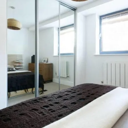 Apartment Peaceful Modern 2 Bedroom Flat With Water Views London