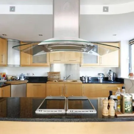 Peaceful Modern 2 Bedroom Flat With Water Views Apartment *