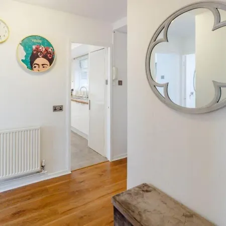 Super Spacious 2 Bedroom Apt 20mn From Central. Apartment London