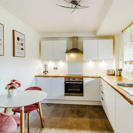 Super Spacious 2 Bedroom Apt 20mn From Central.