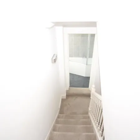 Apartment Hill Court, Uxbridge *