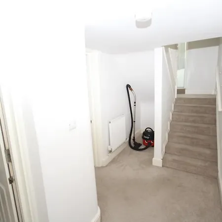 Hill Court, Uxbridge Apartment