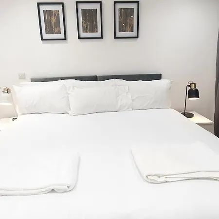 Garland Modern 3 Bedroom House Westfield - Stratford * London