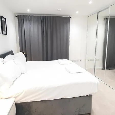 Garland Modern 3 Bedroom House Westfield - Stratford