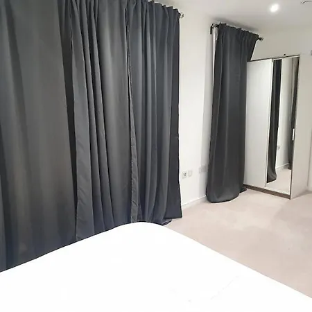 Garland Modern 3 Bedroom House Westfield - Stratford Apartment