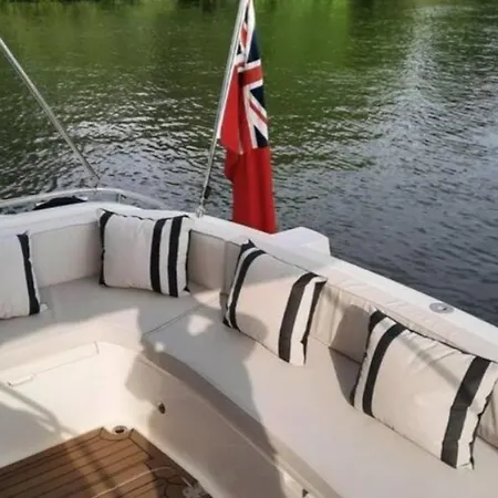 Yacht -central St Kats Dock Tower Bridge Botel *