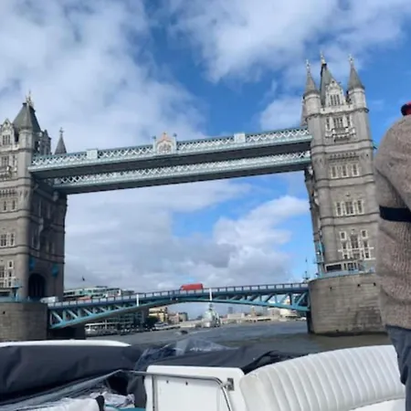 Yacht -central St Kats Dock Tower Bridge Londres