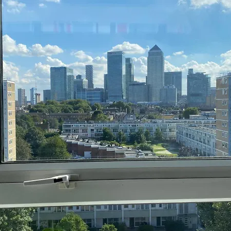 Bedroom With An Office Desk In A Shared 2 Bedroom Flat Near Canary Wharf
