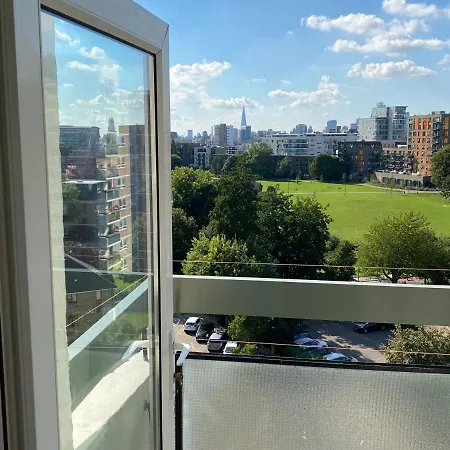 Bedroom With An Office Desk In A Shared 2 Bedroom Flat Near Canary Wharf * London