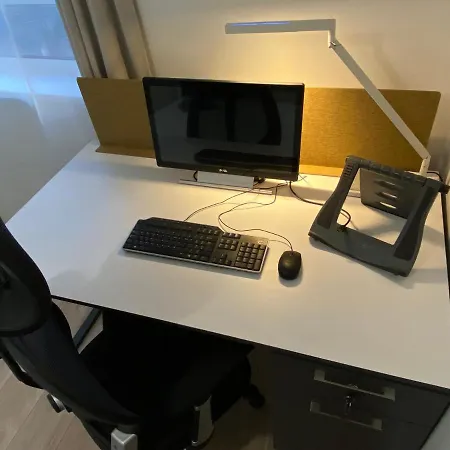 Homestay Bedroom With An Office Desk In A Shared 2 Bedroom Flat Near Canary Wharf *