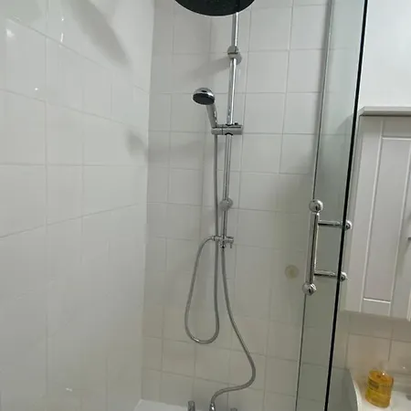 Bedroom With An Office Desk In A Shared 2 Bedroom Flat Near Canary Wharf *