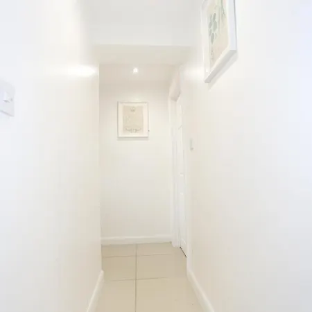 Cosy With En-suite Bathroom And Shared Kitchen *