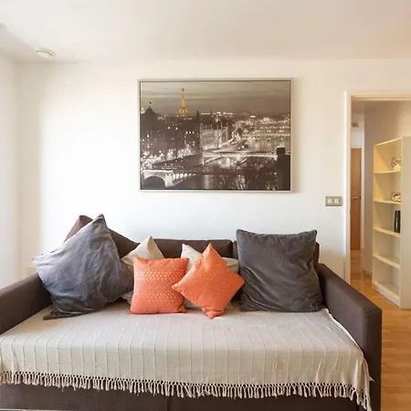 Homestay With Private Bathroom In A Modern Two Bedroom Two Bathroom Flat London