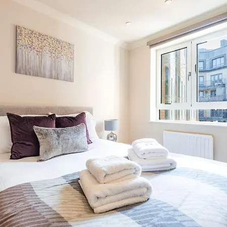 Stunning 3-bedroom In The Heart Of With Parking-hosted By Sweetstay * London