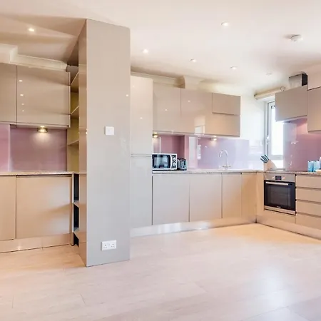 Apartment Stunning 3-bedroom In The Heart Of With Parking-hosted By Sweetstay *