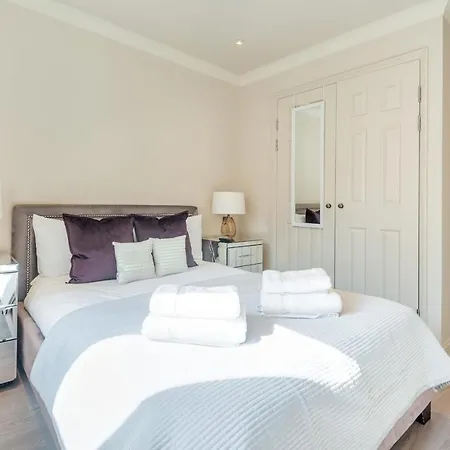 Stunning 3-bedroom In The Heart Of With Parking-hosted By Sweetstay *