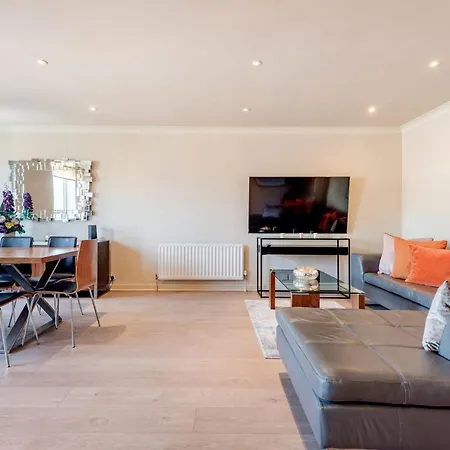 Stunning 3-bedroom In The Heart Of With Parking-hosted By Sweetstay