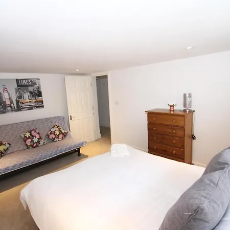 Apartment Hill Court, Uxbridge *