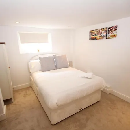Hill Court, Uxbridge Apartment