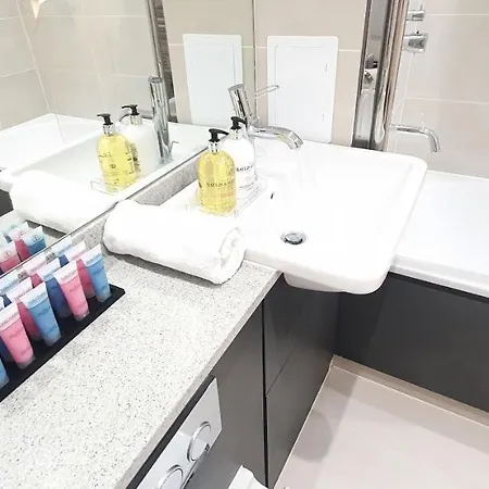 Garland Modern 3 Bedroom House Westfield - Stratford Apartment London