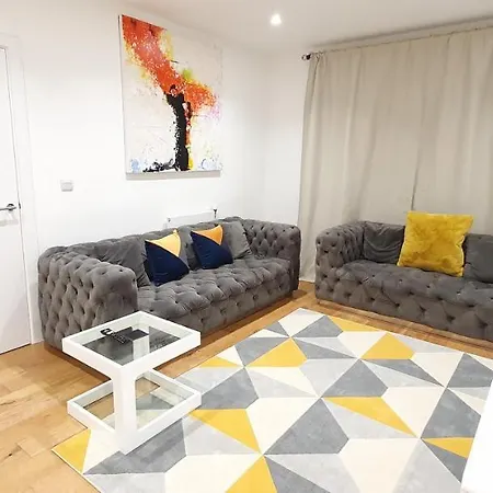 Garland Modern 3 Bedroom House Westfield - Stratford *