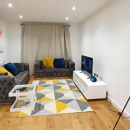 Garland Modern 3 Bedroom House Westfield - Stratford *