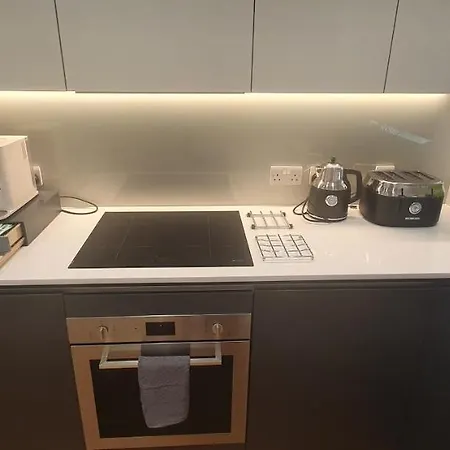 Garland Modern 3 Bedroom House Westfield - Stratford Apartment