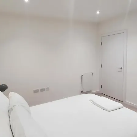 Garland Modern 3 Bedroom House Westfield - Stratford Apartment