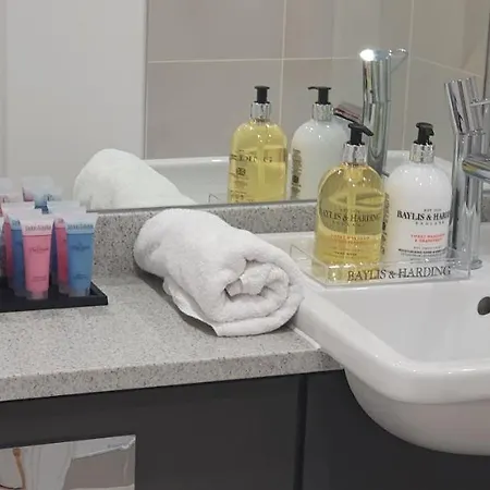 Garland Modern 3 Bedroom House Westfield - Stratford Apartment