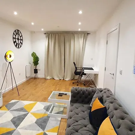 Garland Modern 3 Bedroom House Westfield - Stratford *