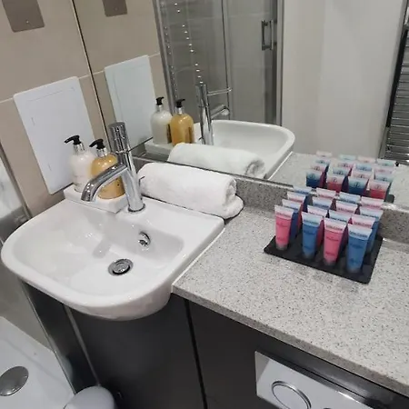 Garland Modern 3 Bedroom House Westfield - Stratford