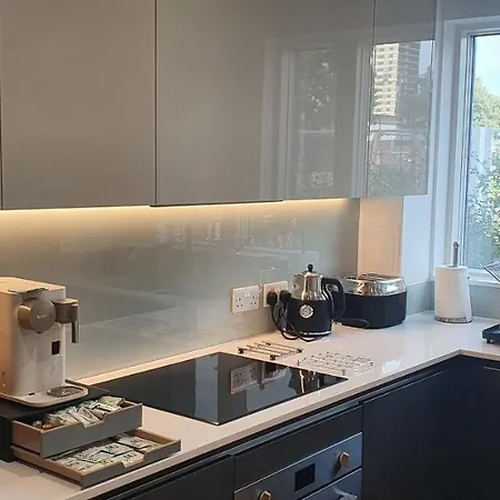 Garland Modern 3 Bedroom House Westfield - Stratford *