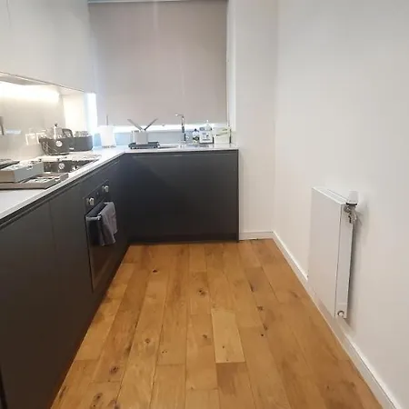 Garland Modern 3 Bedroom House Westfield - Stratford Apartment *