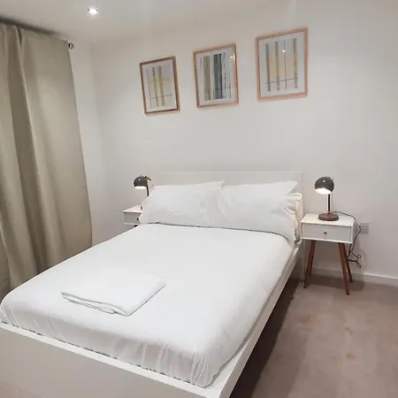 Garland Modern 3 Bedroom House Westfield - Stratford London