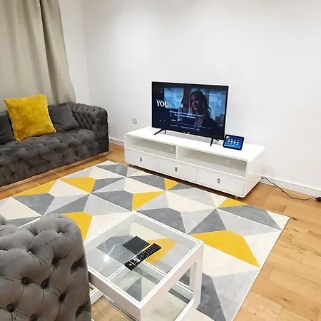 Garland Modern 3 Bedroom House Westfield - Stratford