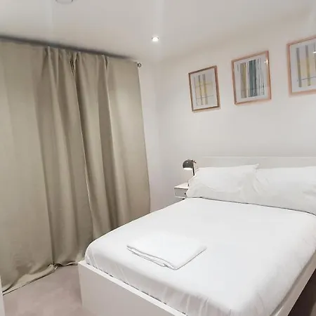 Garland Modern 3 Bedroom House Westfield - Stratford * London