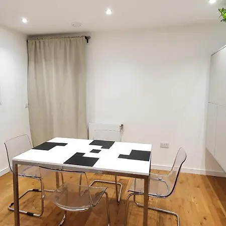 Garland Modern 3 Bedroom House Westfield - Stratford *