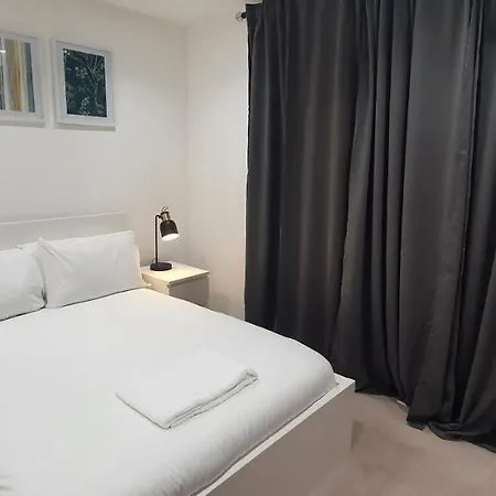 Garland Modern 3 Bedroom House Westfield - Stratford Apartment
