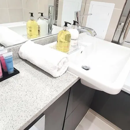 Garland Modern 3 Bedroom House Westfield - Stratford Apartment