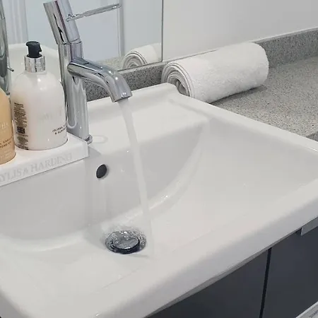 Garland Modern 3 Bedroom House Westfield - Stratford Apartment *