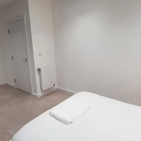 Garland Modern 3 Bedroom House Westfield - Stratford Apartment *