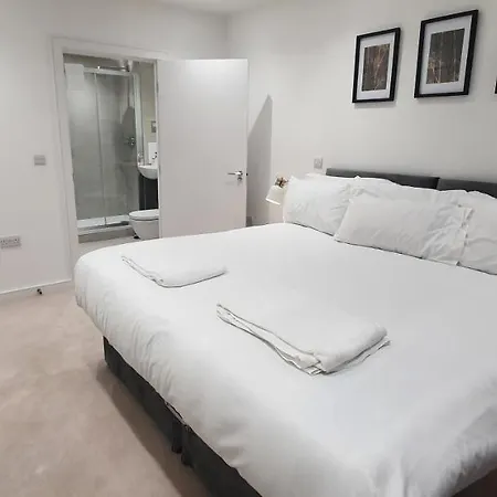Garland Modern 3 Bedroom House Westfield - Stratford Apartment *