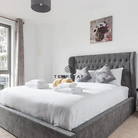 Modern Private -balcony-tube Station Apartment London