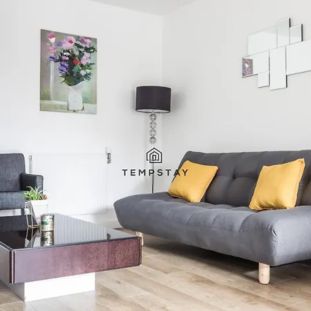 Modern Private -balcony-tube Station Apartment *