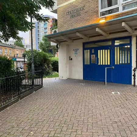 Homestay Bedroom With An Office Desk In A Shared 2 Bedroom Flat Near Canary Wharf *