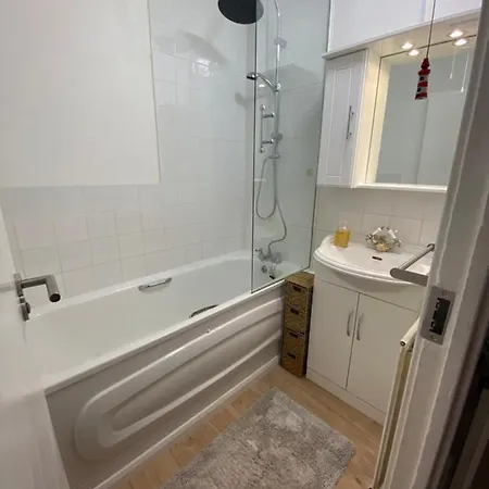 Bedroom With An Office Desk In A Shared 2 Bedroom Flat Near Canary Wharf Homestay London