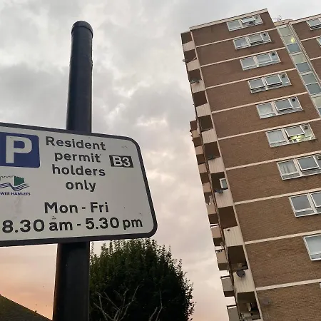 Bedroom With An Office Desk In A Shared 2 Bedroom Flat Near Canary Wharf *